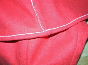 Kjolen er lagt opp og alle sømmer sydd flatt inntild