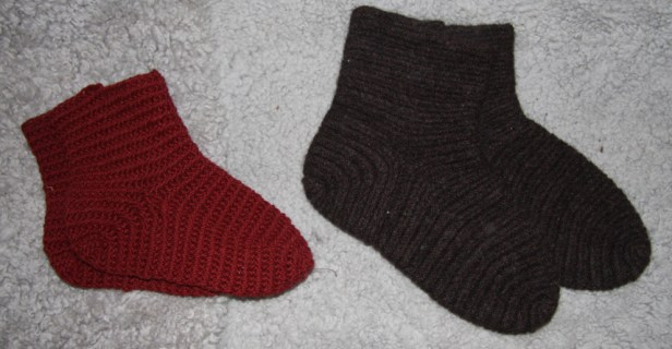 Ett ferdigtovet par sokker i Brodéns sting og ett utovet i Mammensting. 