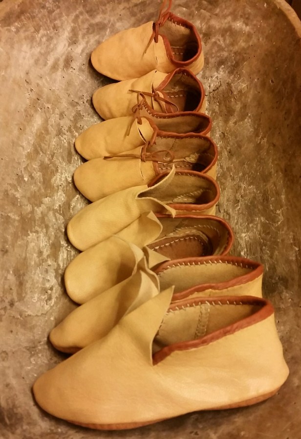 Små og mindre sko, to par av hver. Det er forresten en krevende jobb å sy på alle kantbåndene / Lots of small shoes, four pairs in different sizes