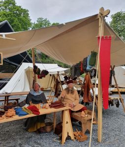Skomaker og frue under solseilet på Middelaldermarkedet