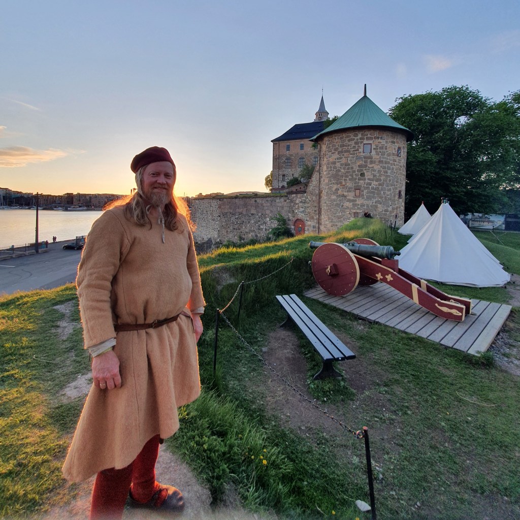 Espen på muren fremfor deler av Akershus festning