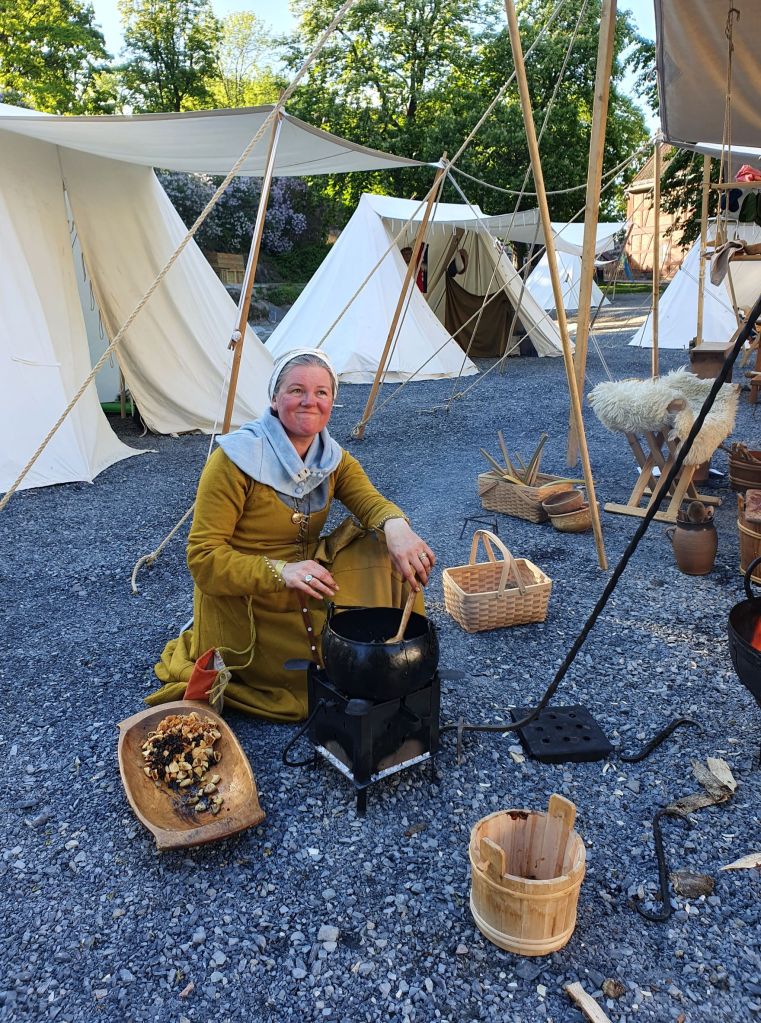 Lena hjalp å lage middelaldermat på ovnen