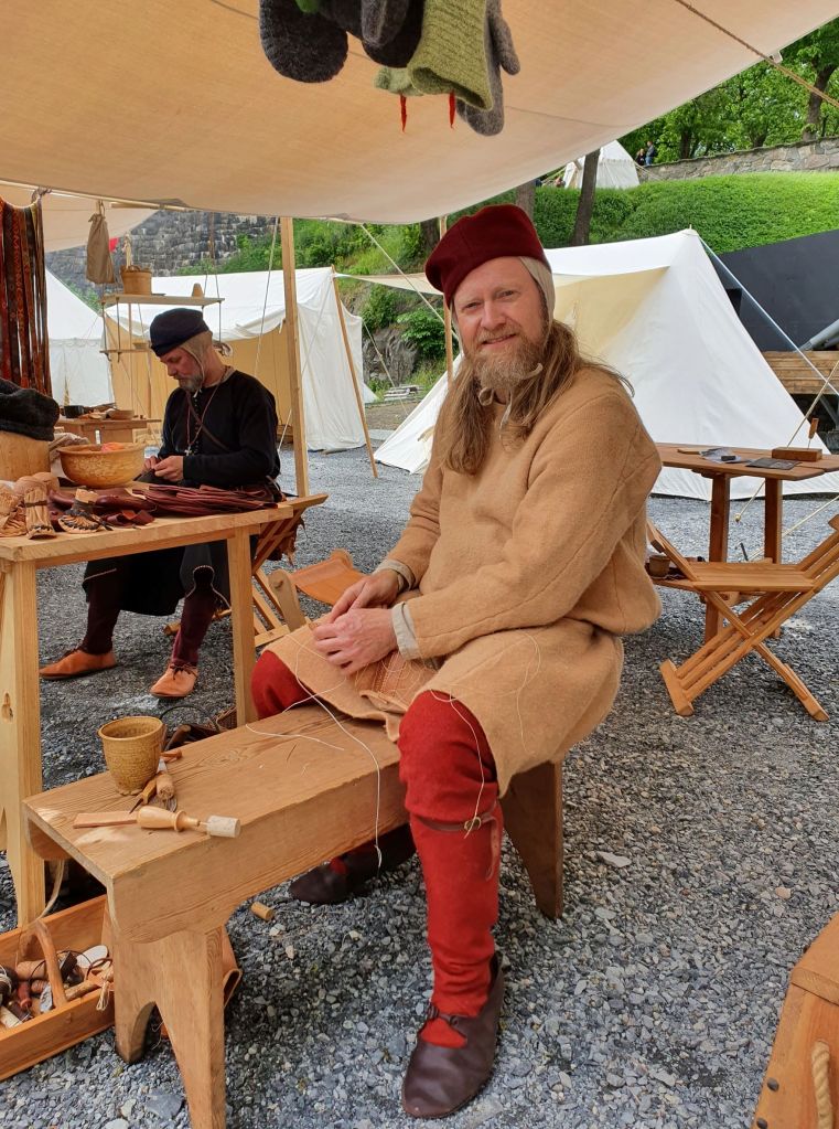 Skomakeren sitter og lager sko