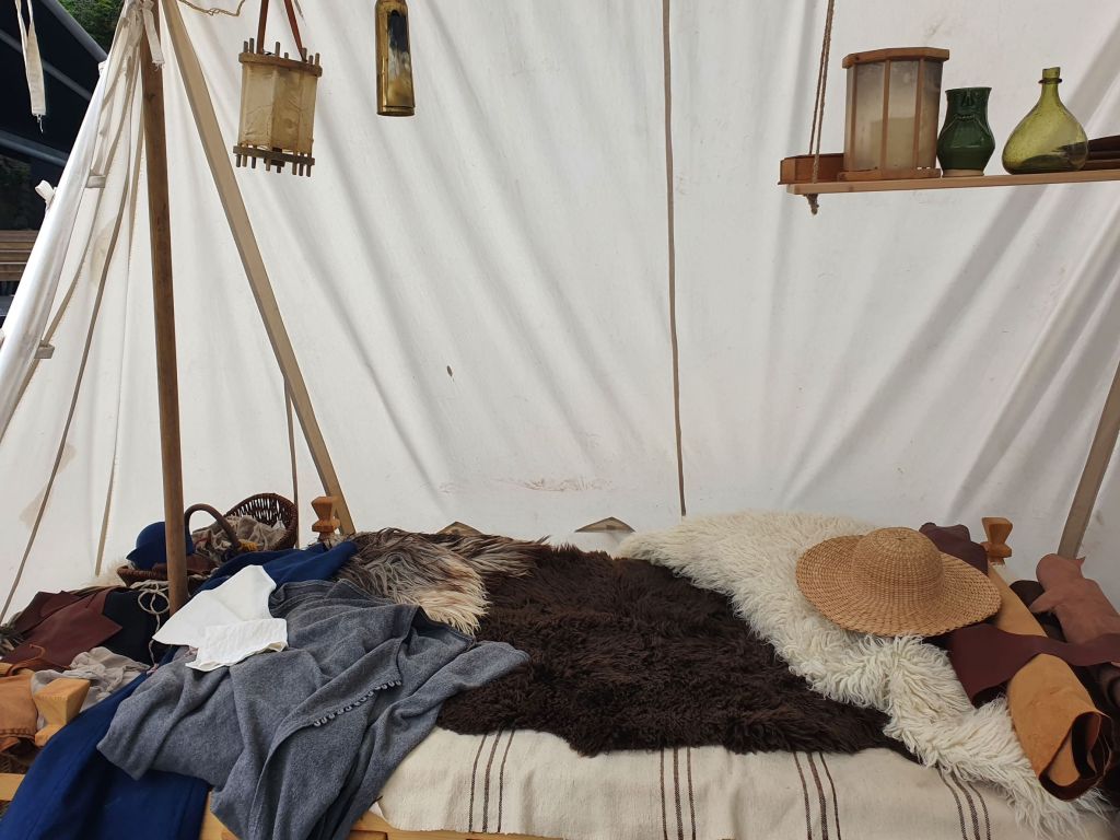 Sengen og utstyr i teltet vårt
