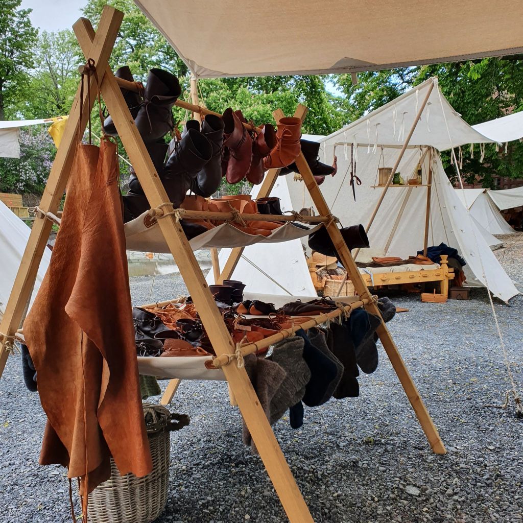 Sko, votter og sokker på salgsstativet